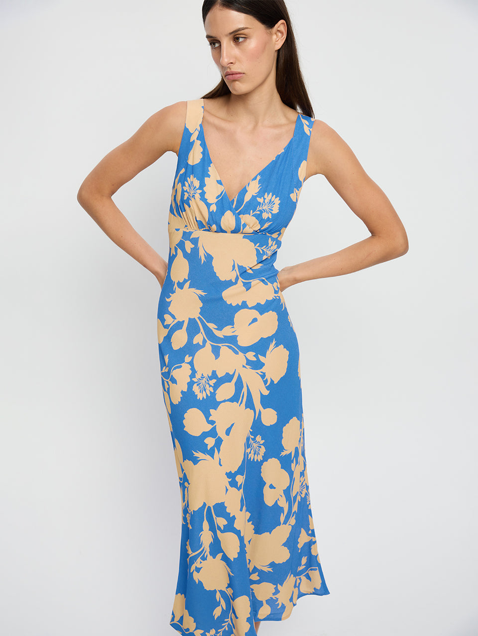 Aurora Midi Dress KIVARI | Model wears blue floral midi dress vibe