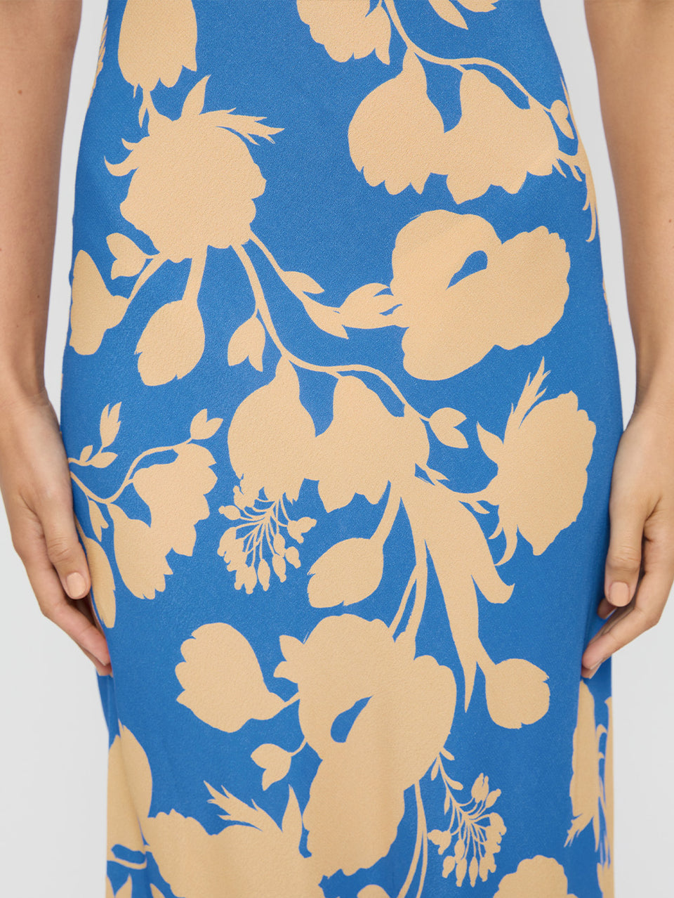 Aurora Midi Dress KIVARI | Model wears blue floral midi dress close up