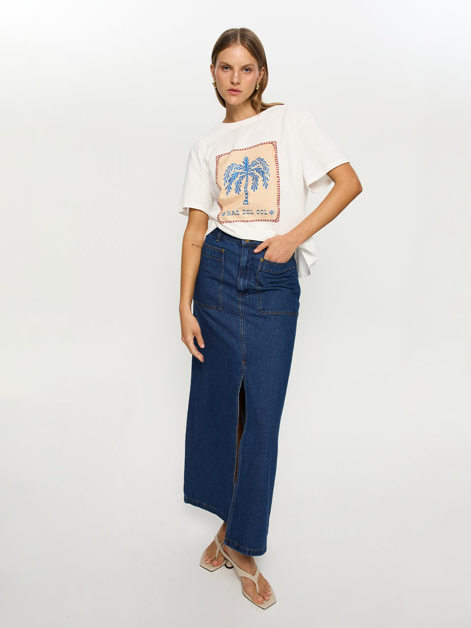 Sol Tee KIVARI | Model wears tee shirt with palm tree print
