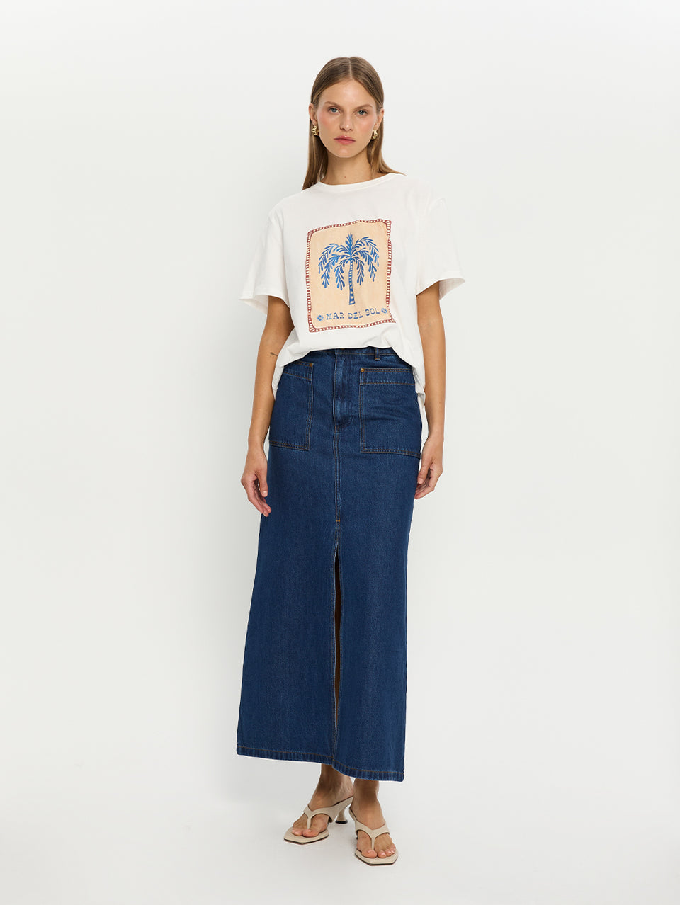 Sol Tee KIVARI | Model wears tee shirt with palm tree print