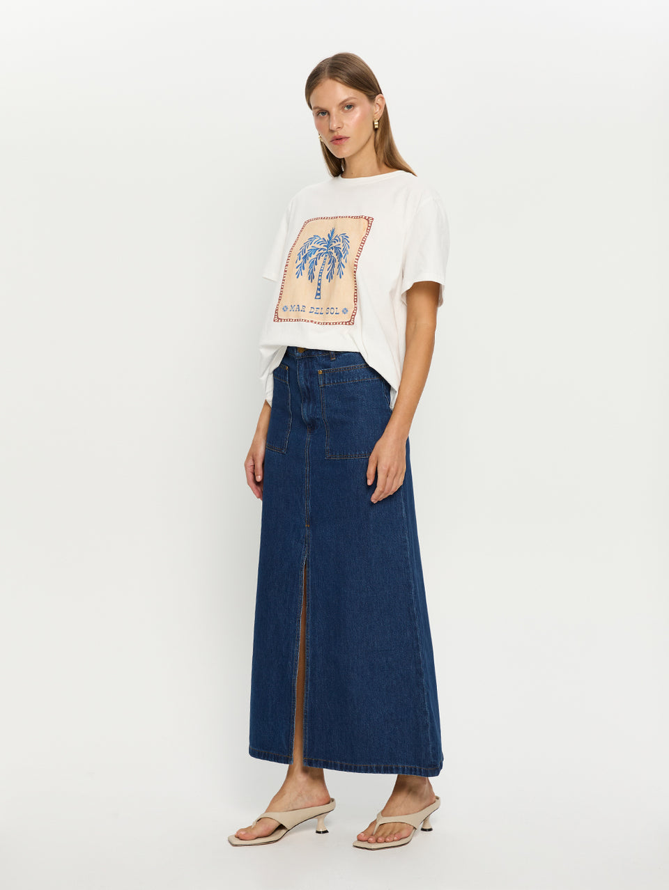 Sol Tee KIVARI | Model wears tee shirt with palm tree print side view