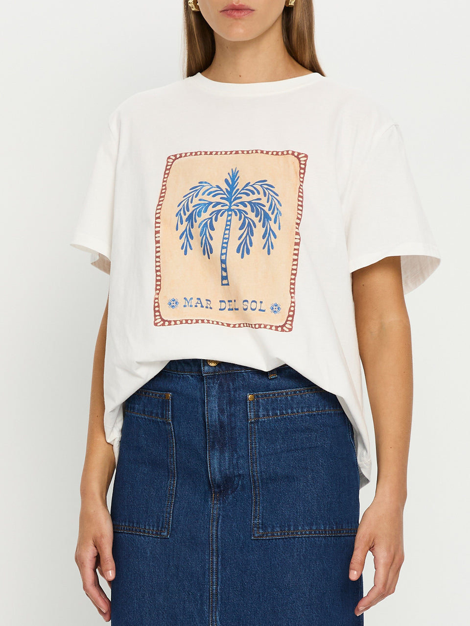 Sol Tee KIVARI | Model wears tee shirt with palm tree print