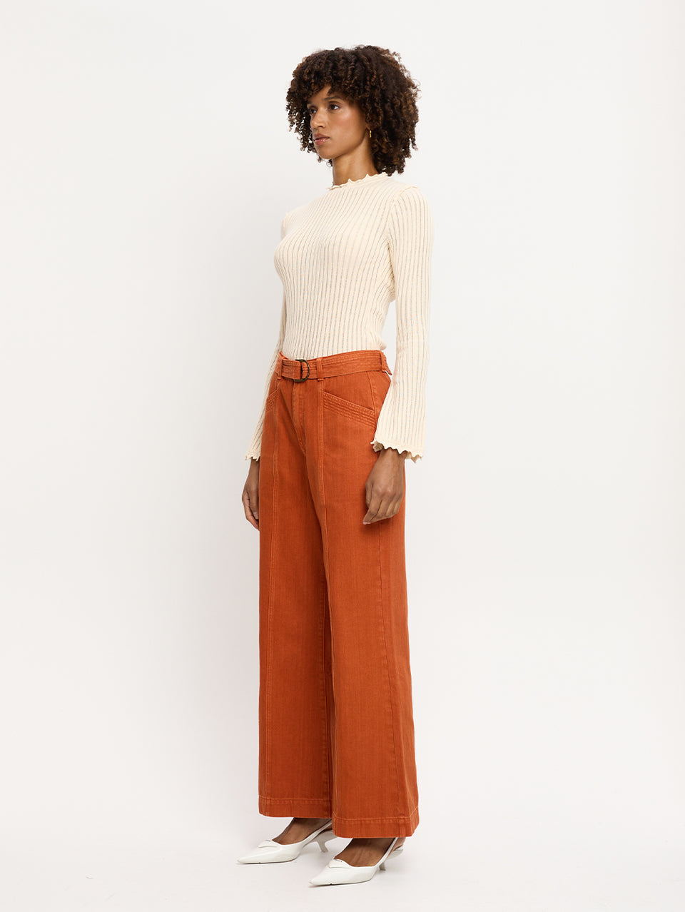 Adele Jean Rust KIVARI | Model wears orange jeans side 