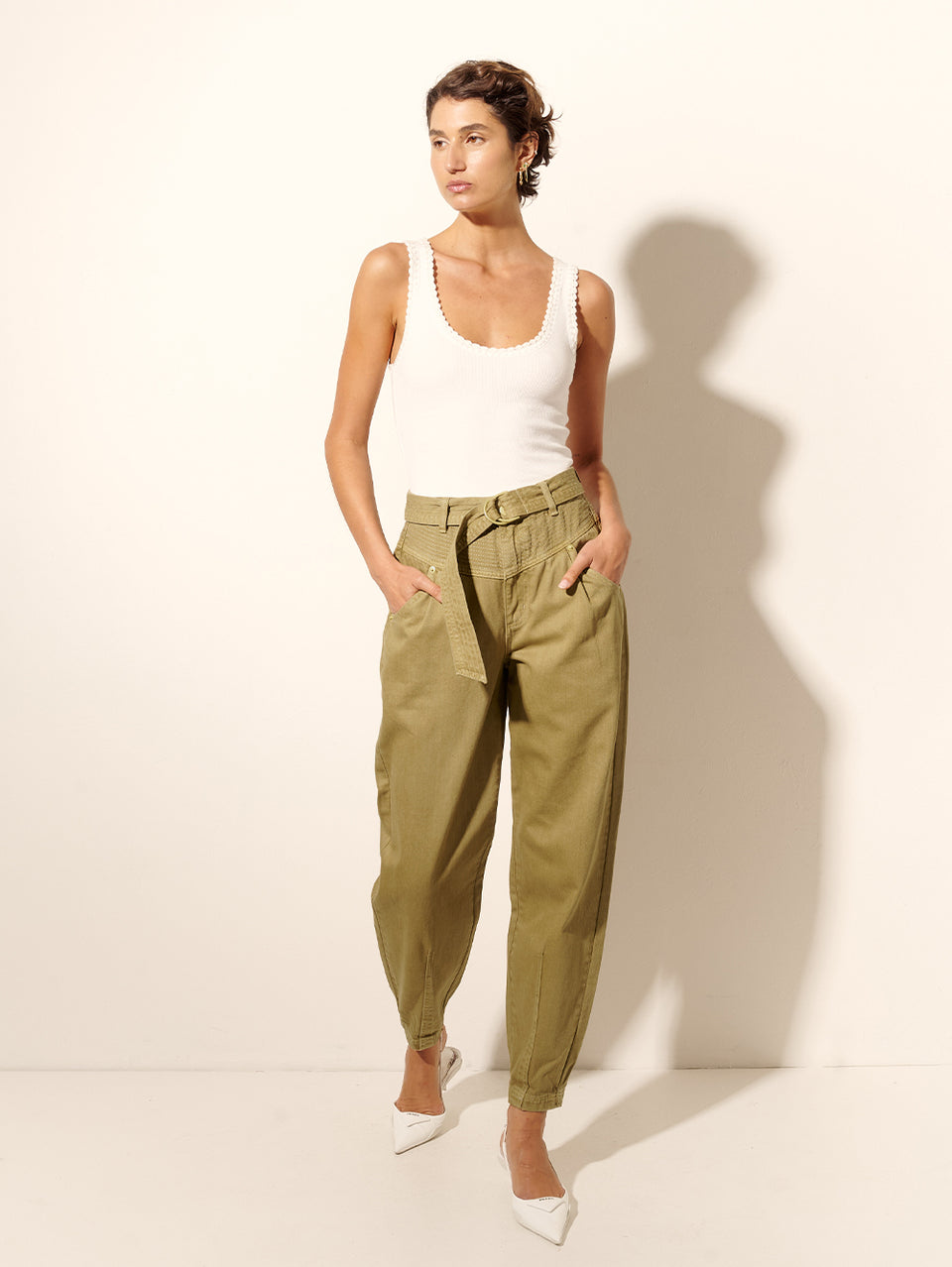 Adina Jean Khaki KIVARI | Model wears khaki jean