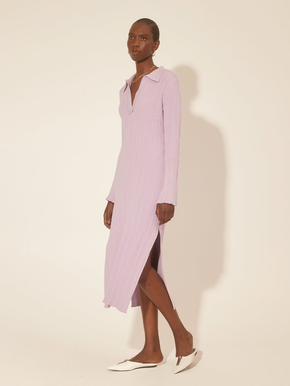 Alana Knit Dress Lilac KIVARI | Model wears a lilac knit midi dress side view