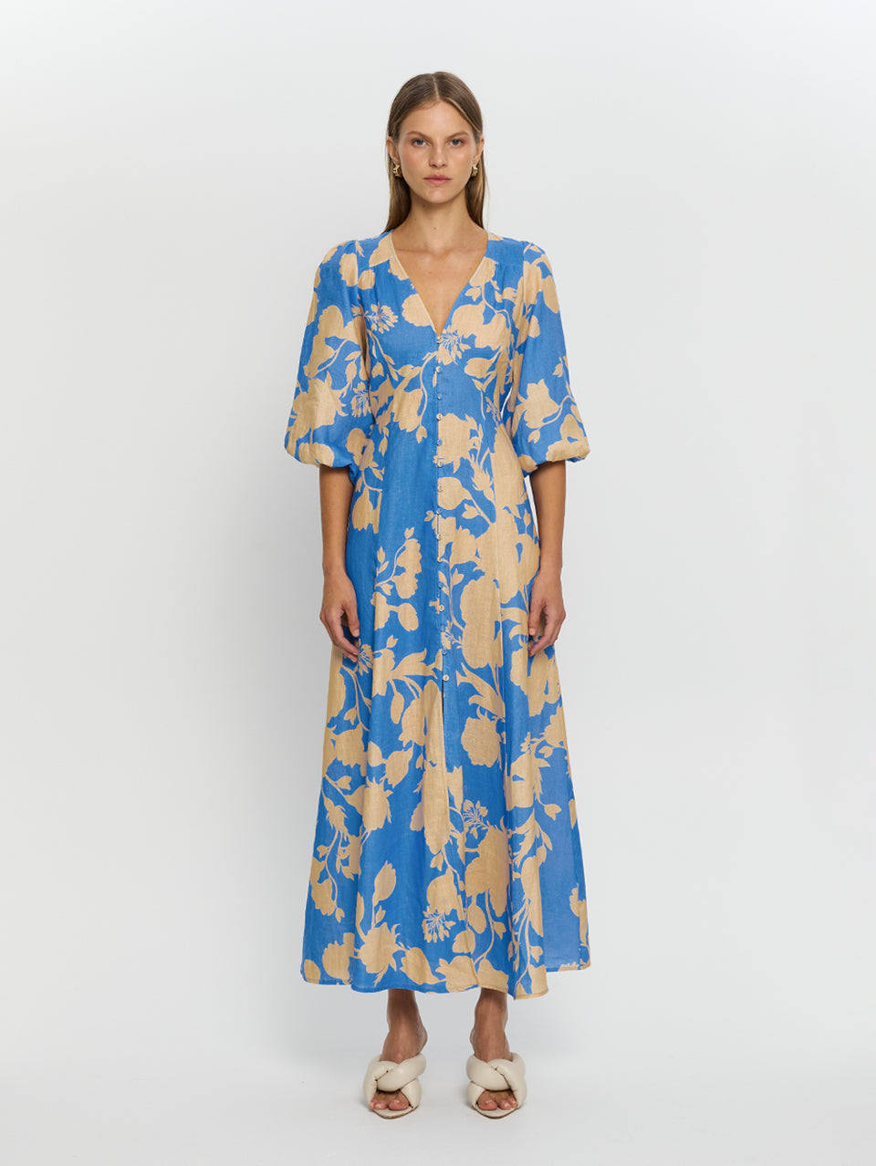 Aurora Maxi Dress KIVARI | Model wears blue floral maxi dress