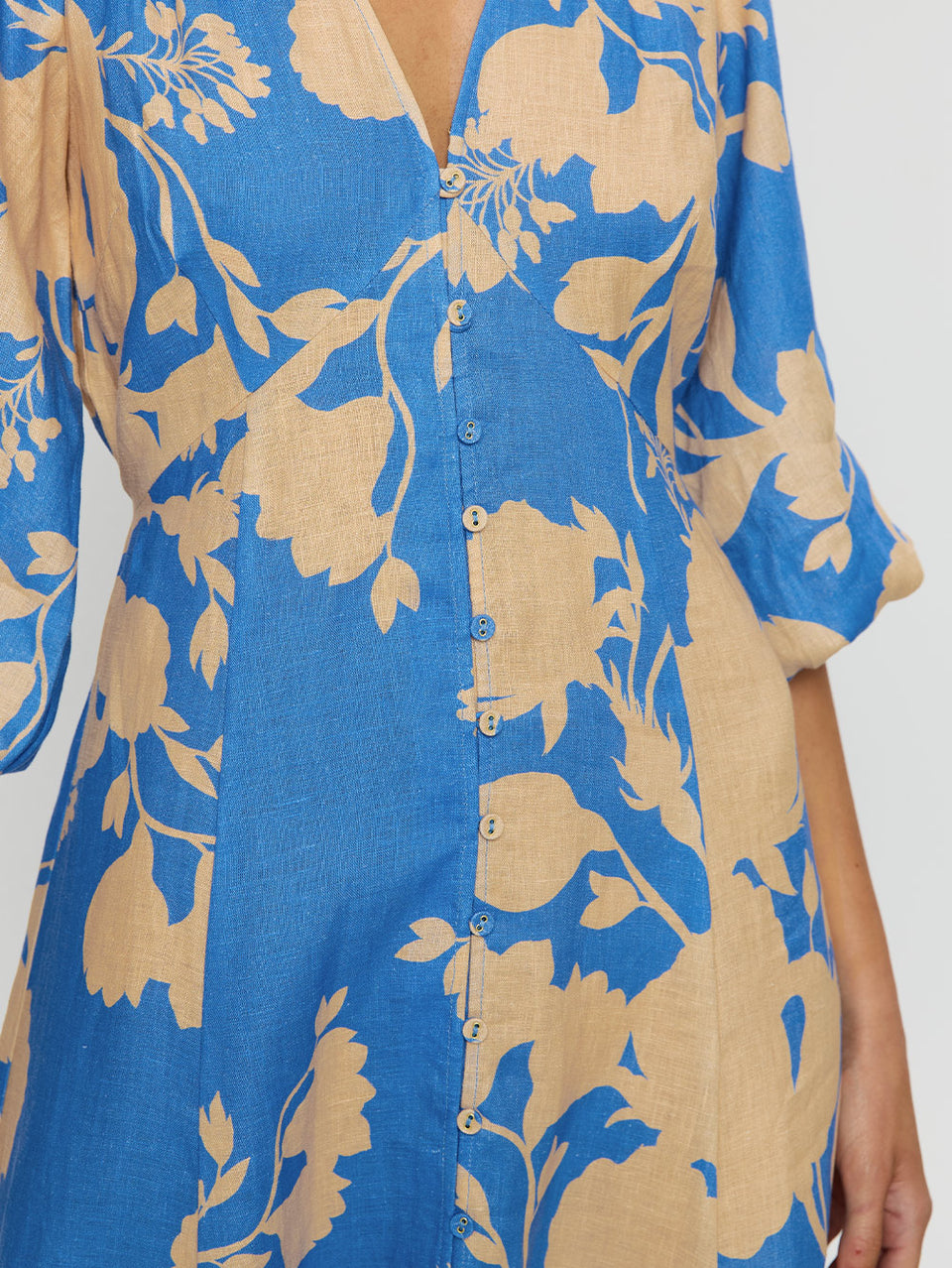 Aurora Maxi Dress KIVARI | Model wears blue floral maxi dress close up