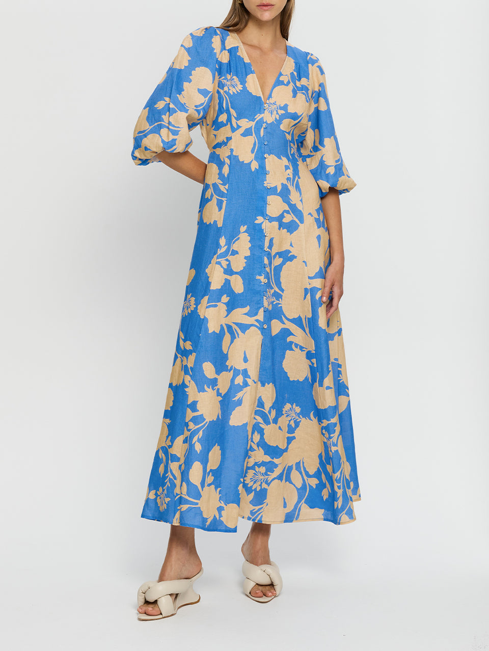 Aurora Maxi Dress KIVARI | Model wears blue floral maxi dress