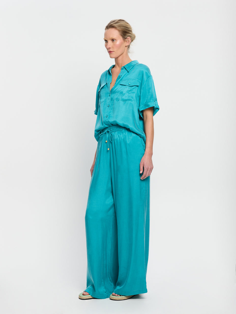 Bianca Pant KIVARI | Model wears teal pant side view