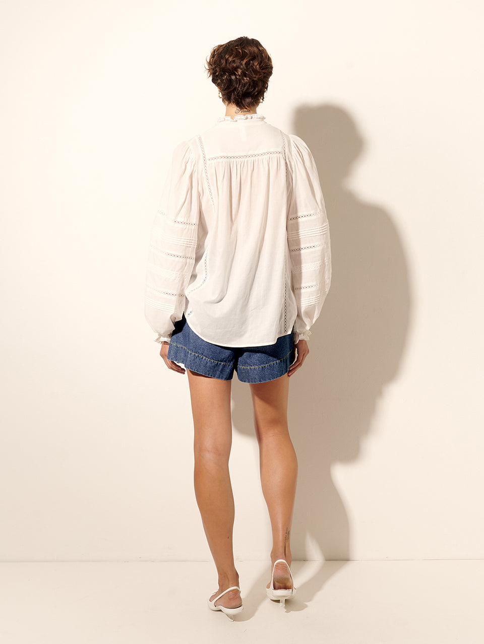 Celene Short Nova KIVARI | Model wears blue denim shorts back view
