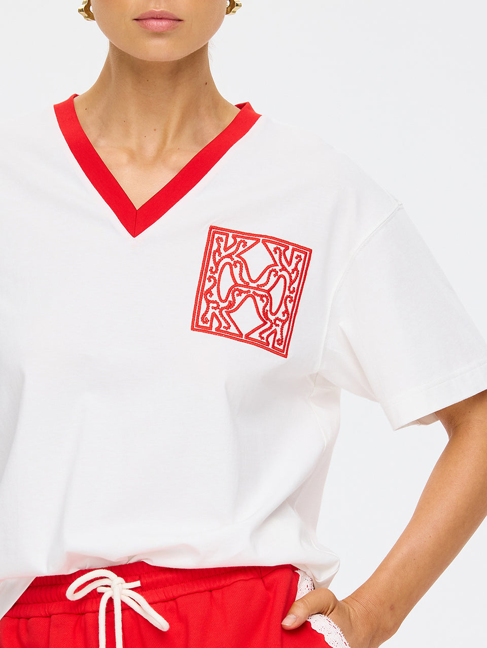 E90IVOR_Rue-Embroidered-Tee_Chili-Red_4