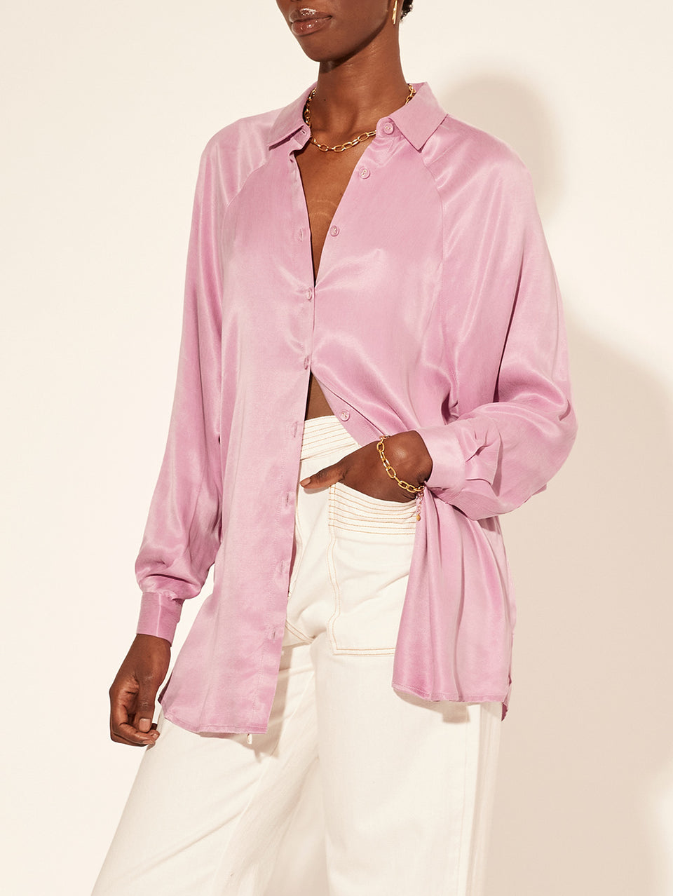 Emma Shirt KIVARI | Model wears lavender shirt close up