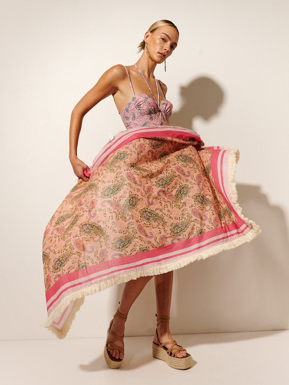 Isha Pareo KIVARI | Model wears pink paisley pareo