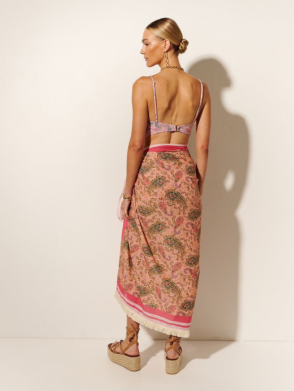 Isha Pareo KIVARI | Model wears pink paisley pareo back view