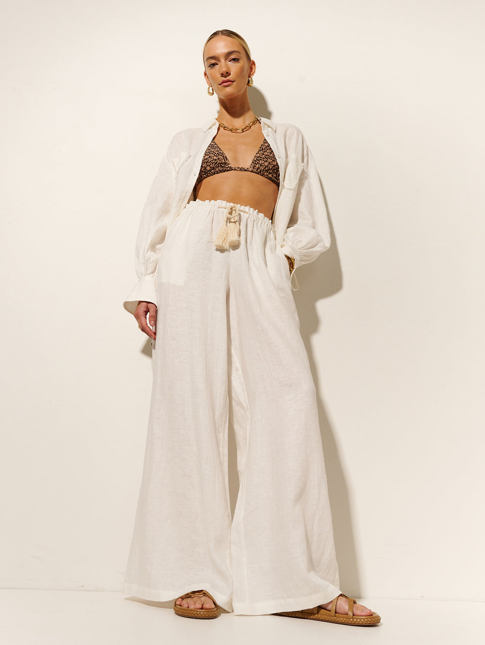 Jacana Pant KIVARI | Model wears ivory linen pant