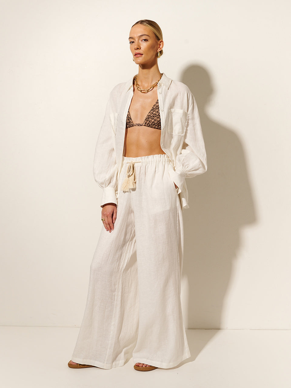 Jacana Pant KIVARI | Model wears ivory linen pant side view
