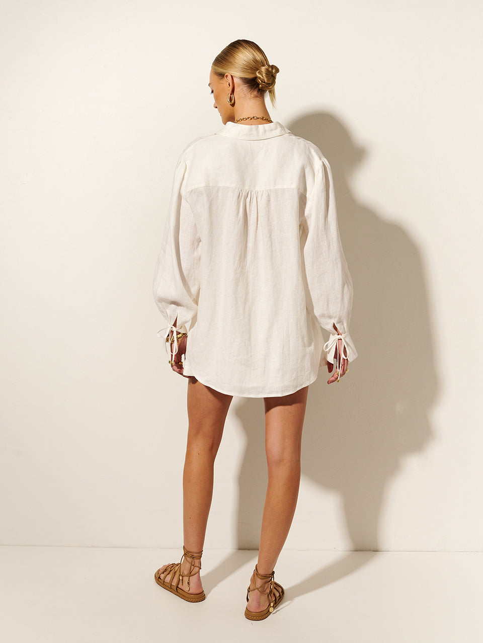 Jacana Short KIVARI | Model wears white linen shorts back view