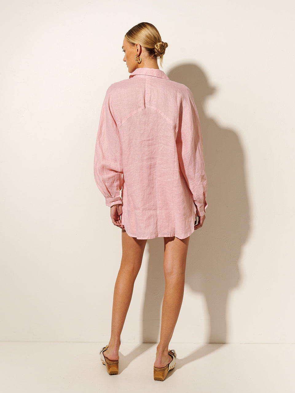 KIVARI Nikita Short | Model wears Pink Linen Shorts Back View