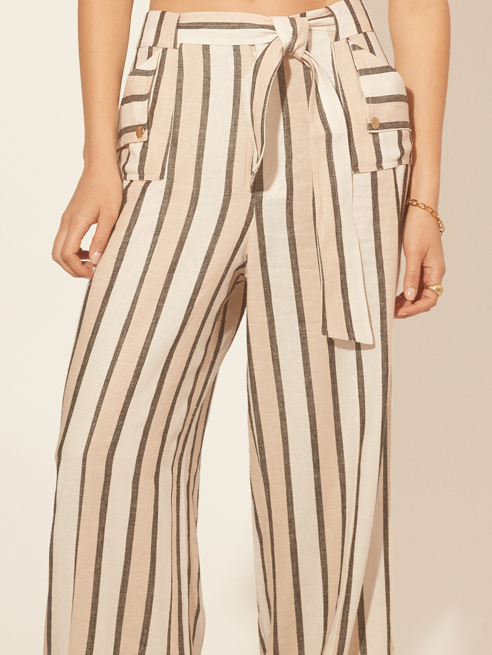 Oaklee Pant KIVARI | Model wears stripe pant close up