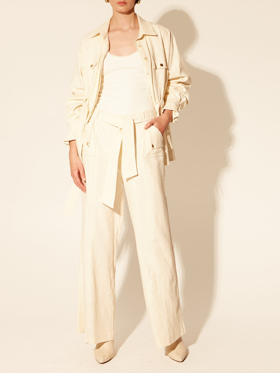 Oaklee Pant Cream KIVARI | Model wears cream pant 