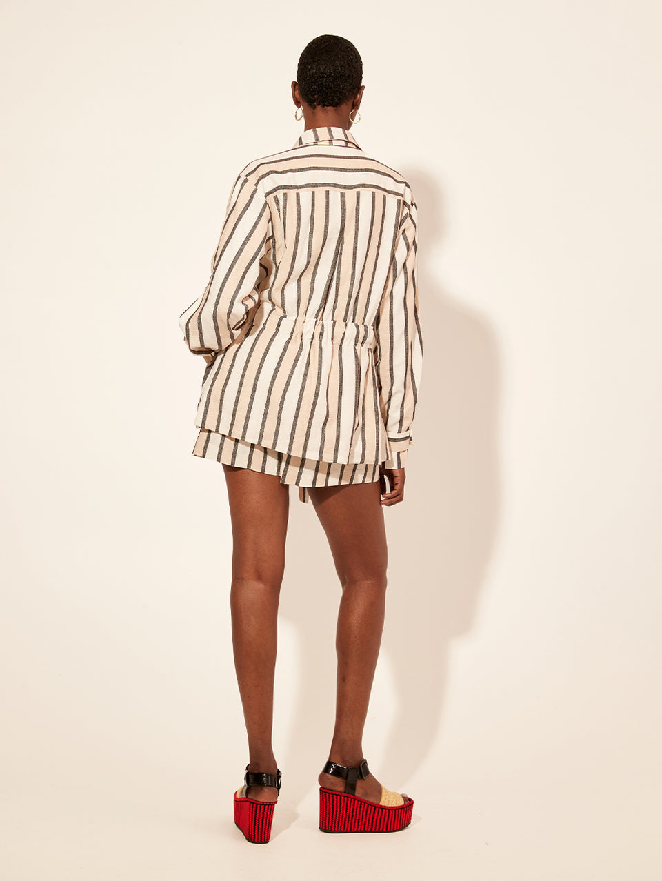 Oaklee Short KIVARI | Model wears stripe short back view