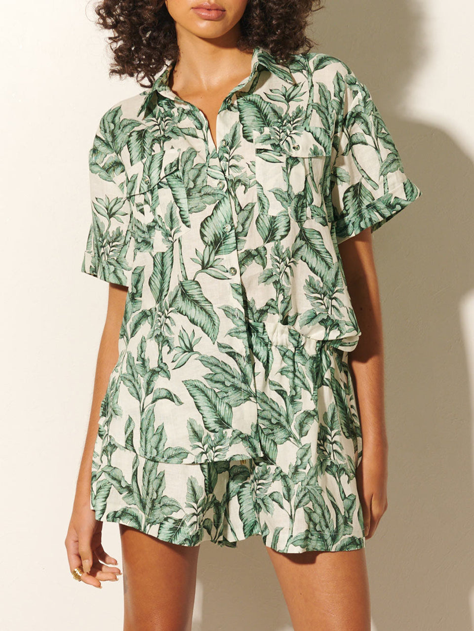 Tropico Shirt KIVARI | Model wears palm leaf print shorts